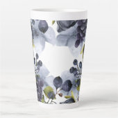 Blaue Blumen und Früchte im Rahmen Latte Tasse (Vorderseite)