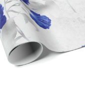 Blaue Blumen und graue Blätter auf Weiß Geschenkpapier (Rolleneckpunkt)