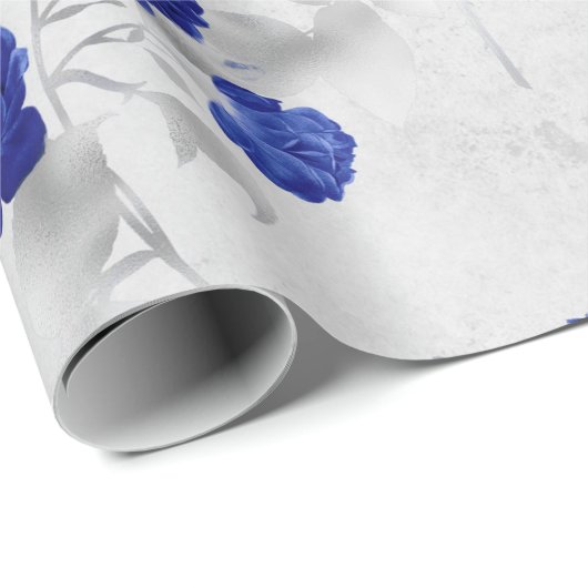 Blaue Blumen und graue Blätter auf Weiß Geschenkpapier (Rolleneckpunkt)