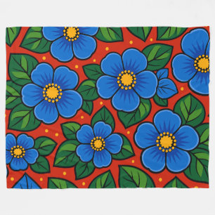 Blaue Blumen und grüne Blätter auf rotem Hintergru Fleecedecke