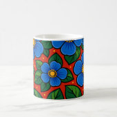 Blaue Blumen und grüne Blätter auf rotem Hintergru Kaffeetasse (Mittel)
