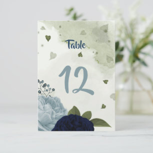 blaue Blumen und grüne Tischnummer