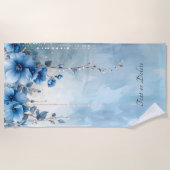 Blaue Blumen und Perlen Strandtuch (Vorderseite)