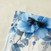Blaue Blumen und Perlen Strandtuch (Beispiel)