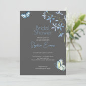 Blaue Blumen und Schmetterlinge Grau Brautparty Einladung (Stehend Vorderseite)