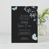 Blaue Blumen und Schmetterlinge Schwarzes Brautpar Einladung (Stehend Vorderseite)