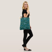 Blaue Blumen unter Waldgrün Tasche (Am Model)