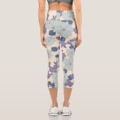 Blaue Blumen, violette Blumen, Blumenmuster Capri Leggings (Rückseite)