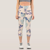 Blaue Blumen, violette Blumen, Blumenmuster Capri Leggings (Vorderseite)