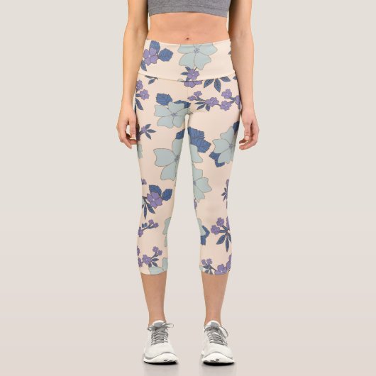 Blaue Blumen, violette Blumen, Blumenmuster Capri Leggings (Vorderseite)