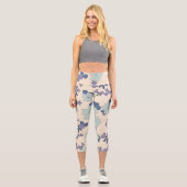 Blaue Blumen, violette Blumen, Blumenmuster Capri Leggings (Vorderseite)
