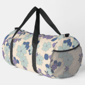 Blaue Blumen, violette Blumen, Blumenmuster Duffle Bag (Rechte Ecke)
