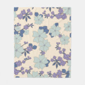 Blaue Blumen, violette Blumen, Blumenmuster Fleecedecke (Vorderseite)