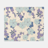 Blaue Blumen, violette Blumen, Blumenmuster Fleecedecke (Vorderseite (Horizontal))