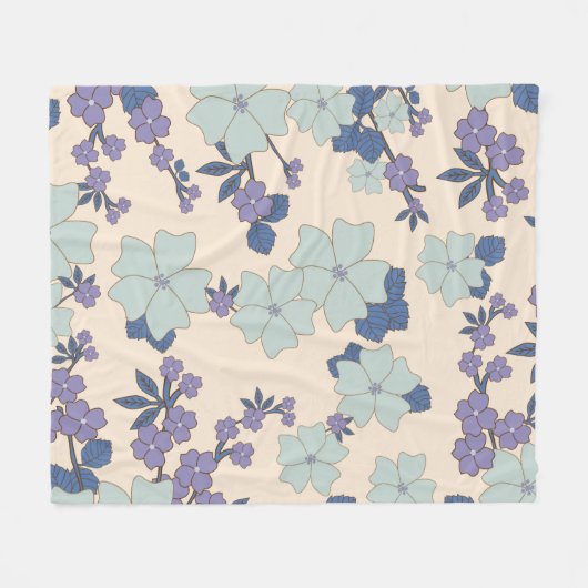 Blaue Blumen, violette Blumen, Blumenmuster Fleecedecke (Vorderseite (Horizontal))
