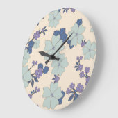 Blaue Blumen, violette Blumen, Blumenmuster Große Wanduhr (Winkel)