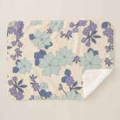 Blaue Blumen, violette Blumen, Blumenmuster Sherpadecke (Vorderseite (Horizontal))