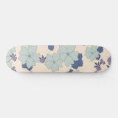 Blaue Blumen, violette Blumen, Blumenmuster Skateboard (Horizontal)