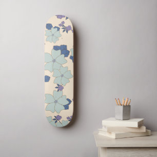 Blaue Blumen, violette Blumen, Blumenmuster Skateboard