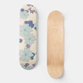 Blaue Blumen, violette Blumen, Blumenmuster Skateboard (Vorderseite)