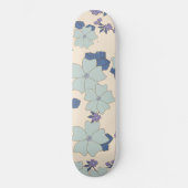 Blaue Blumen, violette Blumen, Blumenmuster Skateboard (Vorderseite)