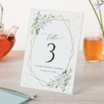 Blaue Blumen, weiße Blume, Boho, Tischnummern Sockelschild<br><div class="desc">Fügen Sie Ihrem Brautparty eine persönliche Touch mit diesen stilvollen und unvergesslichen Party hinzu! Das Design ist in Blau-Weiß-Blume,  Grün,  Goldkonfetti und Goldrahmen auf weißem Hintergrund gehalten.</div>