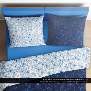 Blaue Blumenästhetik Reversible Navy Kissenbezug