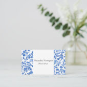 Blaue Blumengestaltung mit QR-Code Visitenkarte (Stehend Vorderseite)