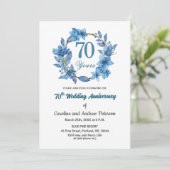 Blaue Blumengoldrahmen 70. Hochzeitstag Einladung (Stehend Vorderseite)