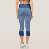 Blaue Blüte auf hellblau mit dunkelblauer Band Capri Leggings (Rückseite)