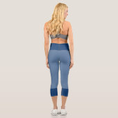 Blaue Blüte auf hellblau mit dunkelblauer Band Capri Leggings (Rückseite)