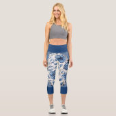 Blaue Blüte auf hellblau mit dunkelblauer Band Capri Leggings (Vorderseite)