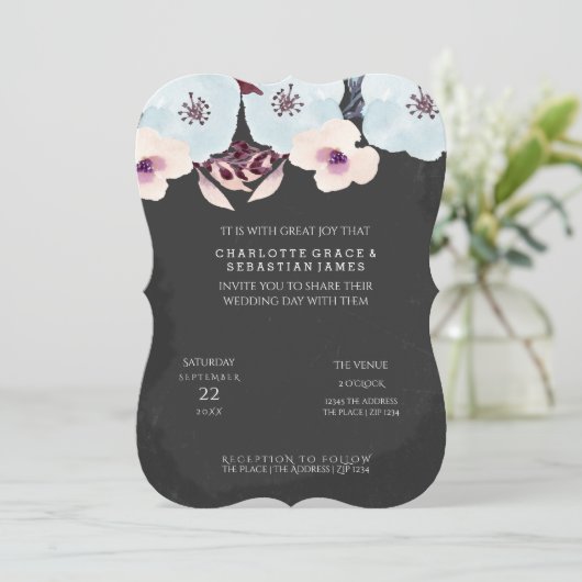 Blaue Blüten auf Chalkboard-Hochzeit Einladung (Stehend Vorderseite)