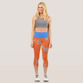 Blaue Blüten auf Orange Capri Leggings