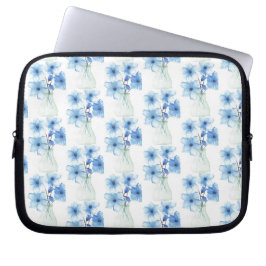Blaue Blüten in Glasvase Laptopschutzhülle