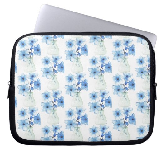 Blaue Blüten in Glasvase Laptopschutzhülle (Vorderseite)