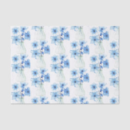 Blaue Blüten in Glasvase Seidenpapier