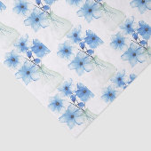 Blaue Blüten in Glasvase Seidenpapier (Ausschnitt)