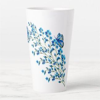 Blaue Blüten mit Schmetterling Milchtasse