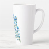Blaue Blüten mit Schmetterling Milchtasse (Rechts)