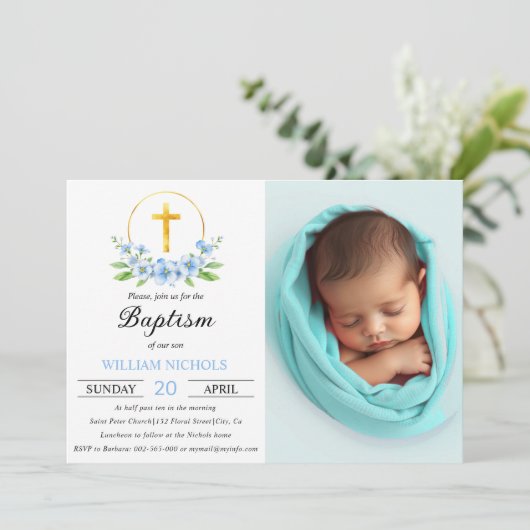Blaue Blüten und Goldkreuz-Taufe-Foto Einladung (Stehend Vorderseite)