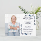 Blaue Blütenfeier zur Beerdigung des Fotos Einladung (Stehend Vorderseite)