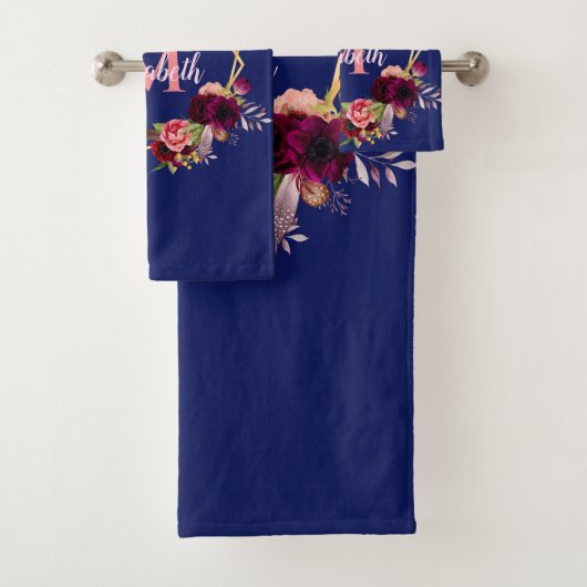 Blaue Blütengeometrie, Bordeaux-Monogramm Badhandtuch Set (Insitu)