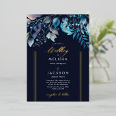 Blaue botanische Zweige Hochzeit Dunkel Folieneinladung (Stehend vorne)