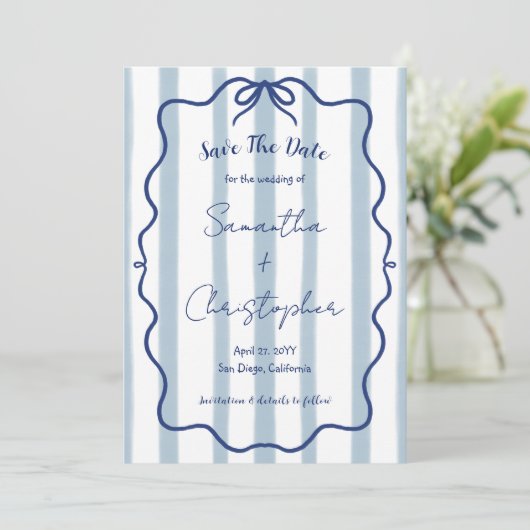 Blaue Bow Wavy Frame Whimsical Wedding Save The Date (Stehend Vorderseite)