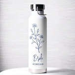 Blaue Brille Hand Floral Bachelorette Trinkflasche<br><div class="desc">Feiern Sie stilvoll mit unserem Namen Hand Scripted Bachelorette Brautparty Thermal Wine Tumbler. Mit seinem eleganten, personalisierten Drehbuch-Design ist dieser Schuster ideal, um Getränke während Ihrer Brautfeierlichkeiten bei optimaler Temperatur behalten. Aus hochwertigen, isolierten Materialien gefertigt, ist es genauso praktisch wie schick. Ideal für Junggeselinnen-Abschiede, Brautpartys oder als nachdenkliches Geschenk verbindet...</div>