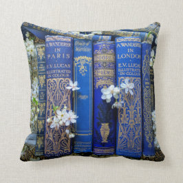 Blaue Bücher und Blüten Kissen