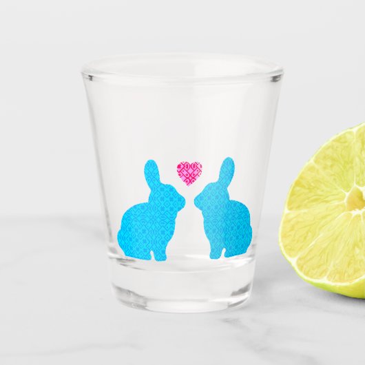 Blaue Bunnien und rosa Herz Schnapsglas (Vorderseite)