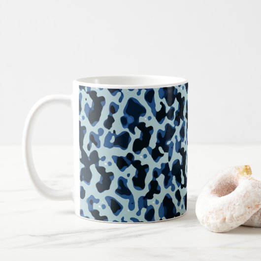 Blaue Camouflage Abstraktes Muster Kaffeetasse (Mit Donut)