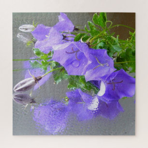 Blaue Campanula mit Regentropfen und Reflektionen Puzzle